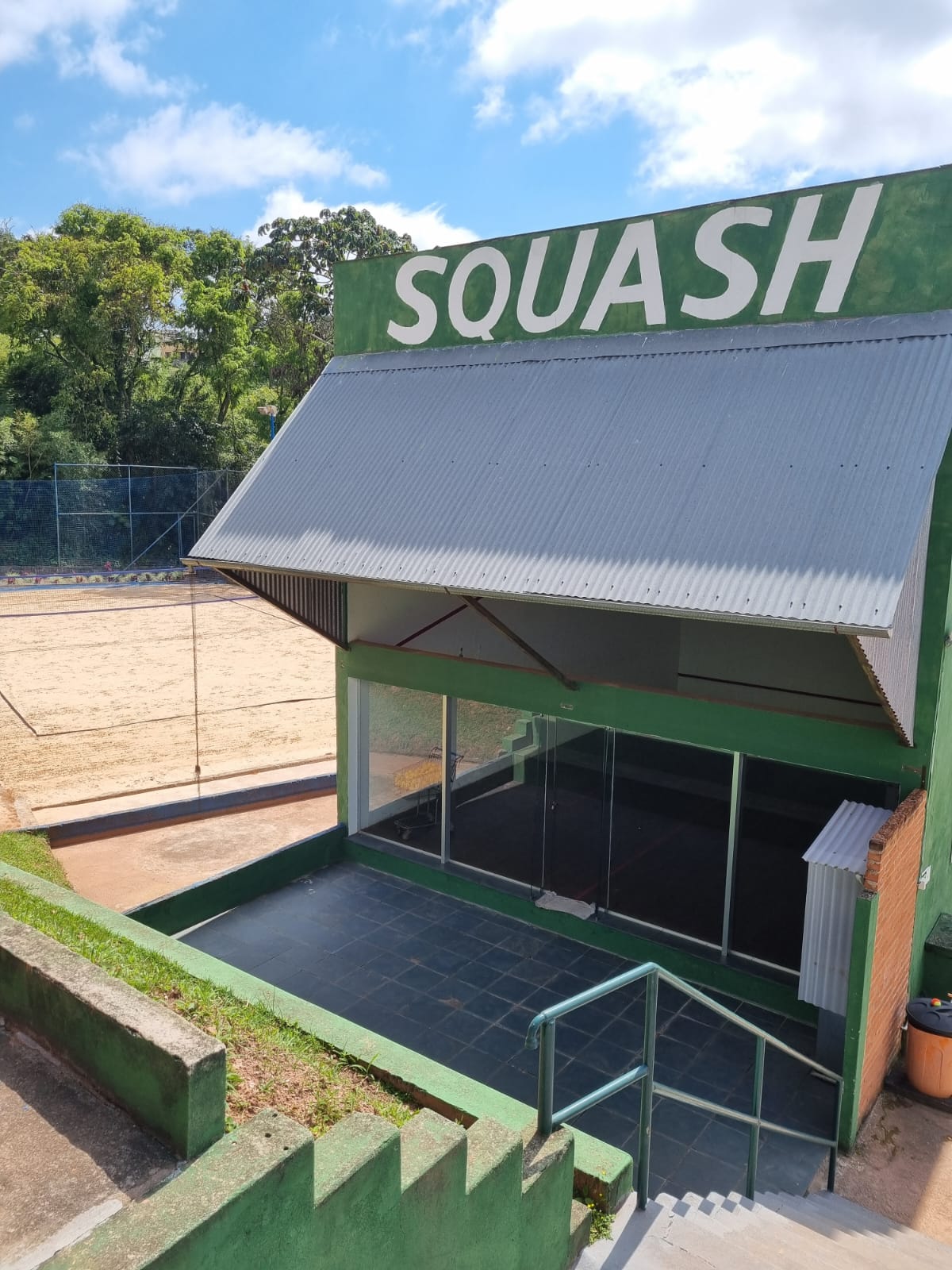 Entrada da quadra de squash do Oeste Clube com quadra de areia ao lado