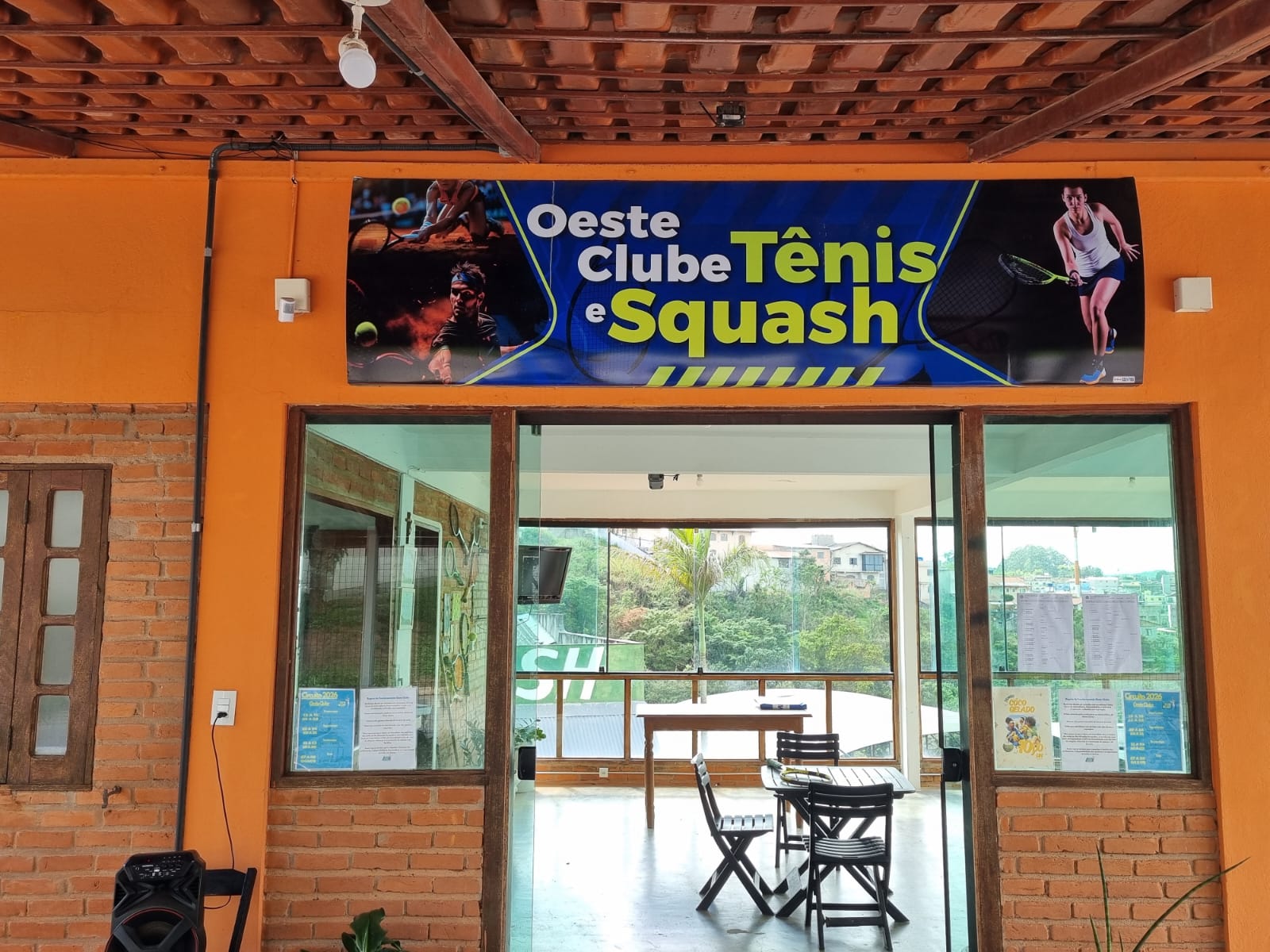 Entrada da lanchonete do Oeste Clube