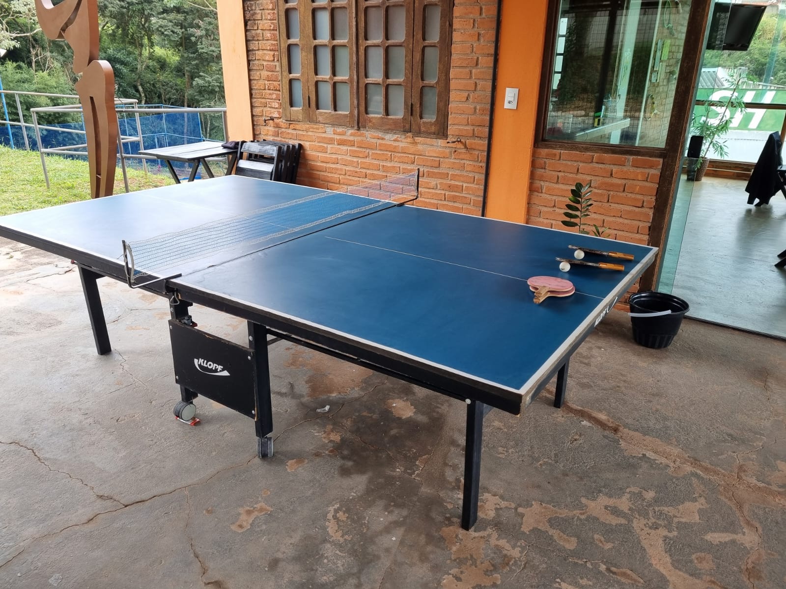 Mesa de ping pong do Oeste Clube na área coberta